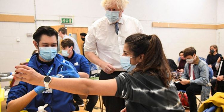 Johnson confirma primera muerte por la variante ómicron en Reino Unido