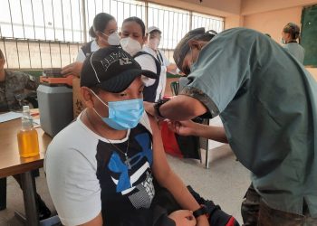 Jornada de vacunación contra el COVID-19 en institutos educativos