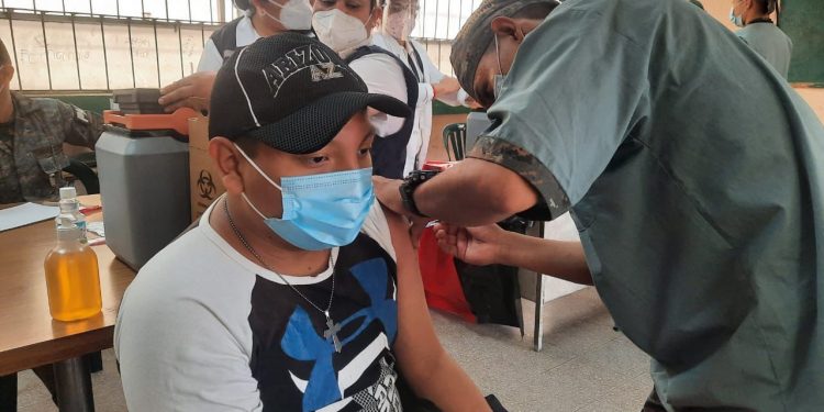 Jornada de vacunación contra el COVID-19 en institutos educativos