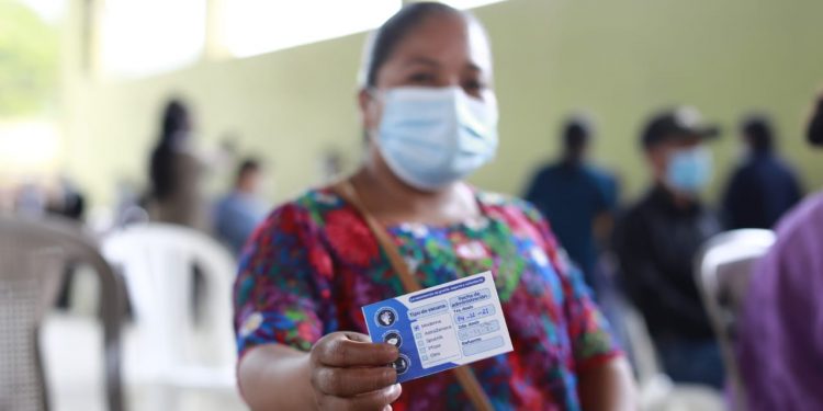 Impulsan jornada de vacunación integral en San Miguel Tucurú, Alta Verapaz