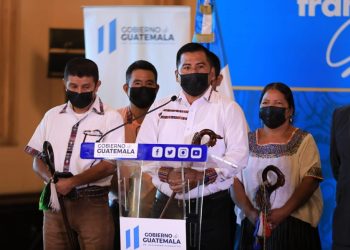 Líderes comunitadios de Izabal y Alta Verapaz, durante conferencia de prensa en el Palacio Nacional de la Cultura.