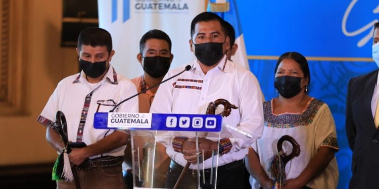 Líderes comunitadios de Izabal y Alta Verapaz, durante conferencia de prensa en el Palacio Nacional de la Cultura.