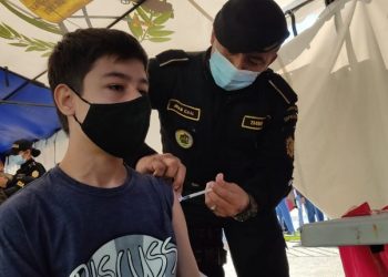 La vacuna Pfizer es colocada a los menores de 12 a 17 años .