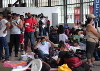 Cientos de migrantes originarios de diferentes países permanecen en campamentos en Panamá para continuar su travesía hacia el norte.