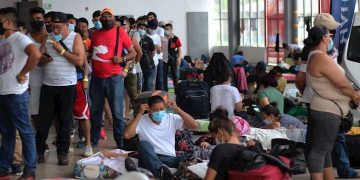 Cientos de migrantes originarios de diferentes países permanecen en campamentos en Panamá para continuar su travesía hacia el norte.