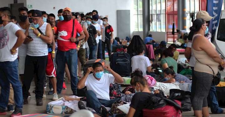 Cientos de migrantes originarios de diferentes países permanecen en campamentos en Panamá para continuar su travesía hacia el norte.