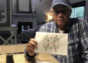 El estadounindense Mike Esmond ha pagado servicios básicos atrasados a muchas familias para que pasen la Navidad tranquilas.