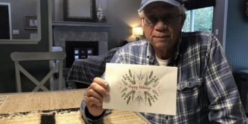 El estadounindense Mike Esmond ha pagado servicios básicos atrasados a muchas familias para que pasen la Navidad tranquilas.