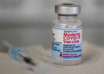 Moderna asegura que su dosis de refuerzo aumenta protección frente a ómicron