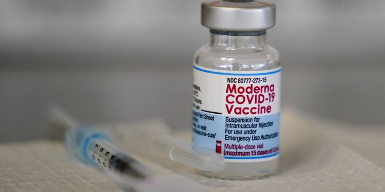 Moderna asegura que su dosis de refuerzo aumenta protección frente a ómicron