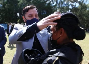 El minisgro de Gobernación, Gendry Reyes, coloca la boina negra, que distingue a los integrantes de la Difep, a una de las 6 nuevas integrantes de esa unidad.