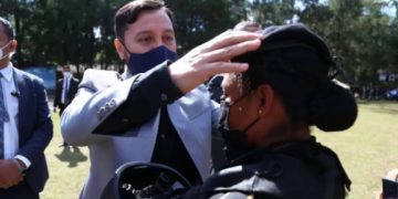 El minisgro de Gobernación, Gendry Reyes, coloca la boina negra, que distingue a los integrantes de la Difep, a una de las 6 nuevas integrantes de esa unidad.