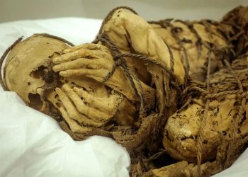 Momia de Cajamarquilla desvela su rostro, oculto por mil años en Perú