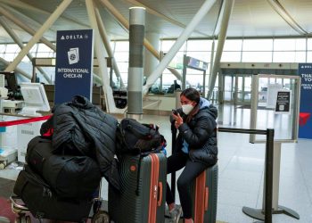 Restricciones por ómicron condicionan el panorama mundial de vuelos