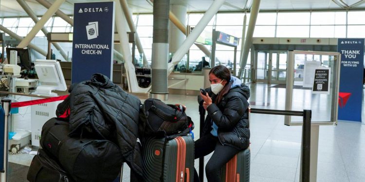 Restricciones por ómicron condicionan el panorama mundial de vuelos