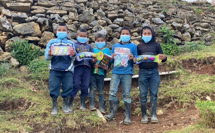 Algunos de los niños que recibieron juguetes durante la actividad Endudro a la Prevención, en comunidades rurales de Cuilco, Huehuetenango.