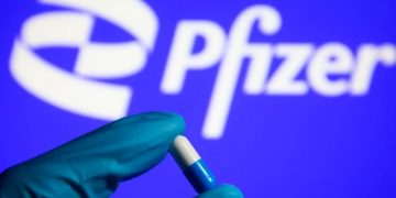 La cápsula Paxlovid, de Pfizer, tiene una eficacia del 90 % contra los casos graves de COVID-19, al administrarse en los primeros días de la enfermedad.