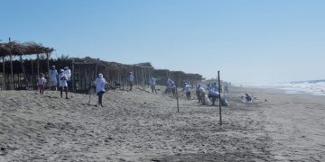 Voluntarios trabajan en el programa Playas Limpias del MARN, para evitar que desechos sólidos contaminen más recursos hídricos.