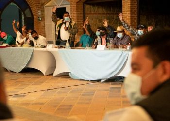 Representantes de comunidades y de la Compañía Guatemalteca de Níquel (CGN), junto a autoridades de gobierno, durante la última reunión de la consulta sobre operaciones del proyecto minero Fénix, en El Estor, Izabal.