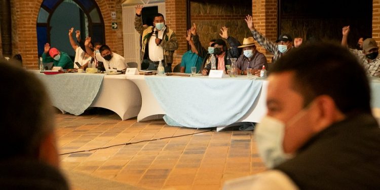 Representantes de comunidades y de la Compañía Guatemalteca de Níquel (CGN), junto a autoridades de gobierno, durante la última reunión de la consulta sobre operaciones del proyecto minero Fénix, en El Estor, Izabal.