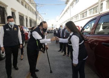 El presidente Alejandro Giammattei saluda a la viceministra de Administración de Trabajo, María Isabel Salazar, durante la entrega de 28 vehículos al Mintrab.