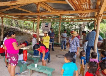 Pequeños caficultores de San Jacinto, Chiquimula, durante capacitación sobre control de plagas y efermedades de ese cultivo.