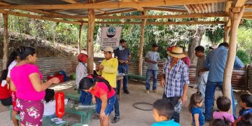 Pequeños caficultores de San Jacinto, Chiquimula, durante capacitación sobre control de plagas y efermedades de ese cultivo.