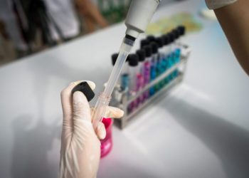 República Dominicana investiga otros posibles casos luego de detectar el primero de la variante ómicron de COVID-19