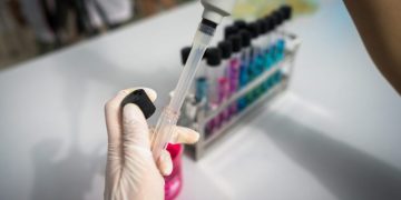 República Dominicana investiga otros posibles casos luego de detectar el primero de la variante ómicron de COVID-19