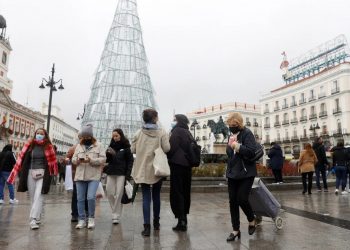 La Puerta del Sol es el lugar emblemático donde los madrileños despiden el año viejo.