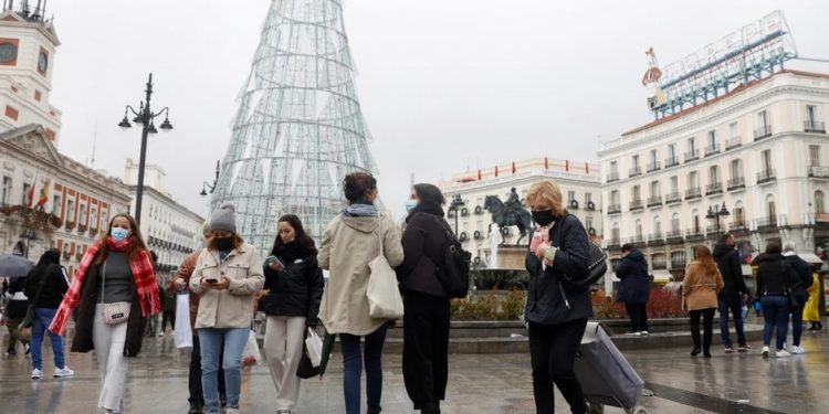 La Puerta del Sol es el lugar emblemático donde los madrileños despiden el año viejo.