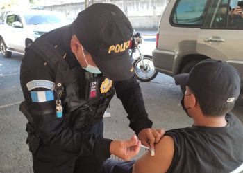 Personal de la PNC continua apoyando las jornadas de vacunación contra el COVID-19