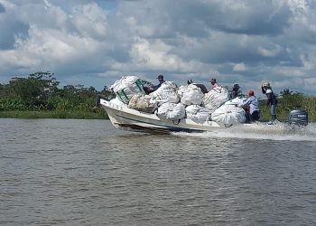 Personal del MARN trabaja para retirar desechos sólidos del río Motagua