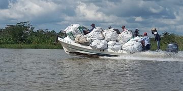 Personal del MARN trabaja para retirar desechos sólidos del río Motagua