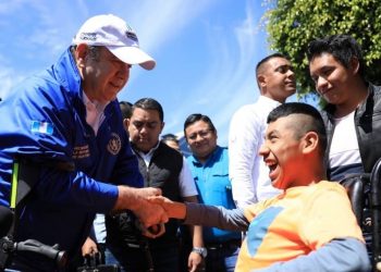 Presidente Alejandro Giammattei, saludando a una persona con discapacidad en una gira de trabajo.