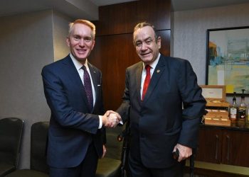 Presidente Alejandro Giammattei se reúne con senador estadounidense