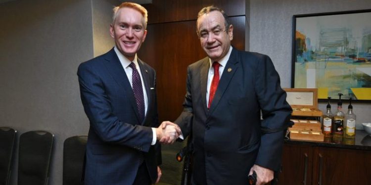 Presidente Alejandro Giammattei se reúne con senador estadounidense