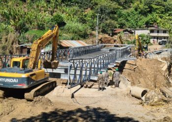Puente colocado en Melchor de Mencos, Petén.