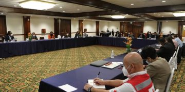 Autoridades de diferentes ministerios e instituciones, durante reunión para integrar equipo interinstitución para atender emergencia por accidente en Chiapas, México.