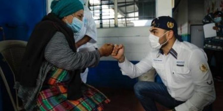 La SBS instaló uno de los puestos de vacunación en el mercado La Florida, zona 19.