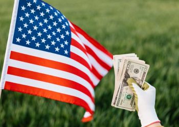 Sueldo mínimo aumentará en enero en decenas de ciudades y estados de EE. UU.