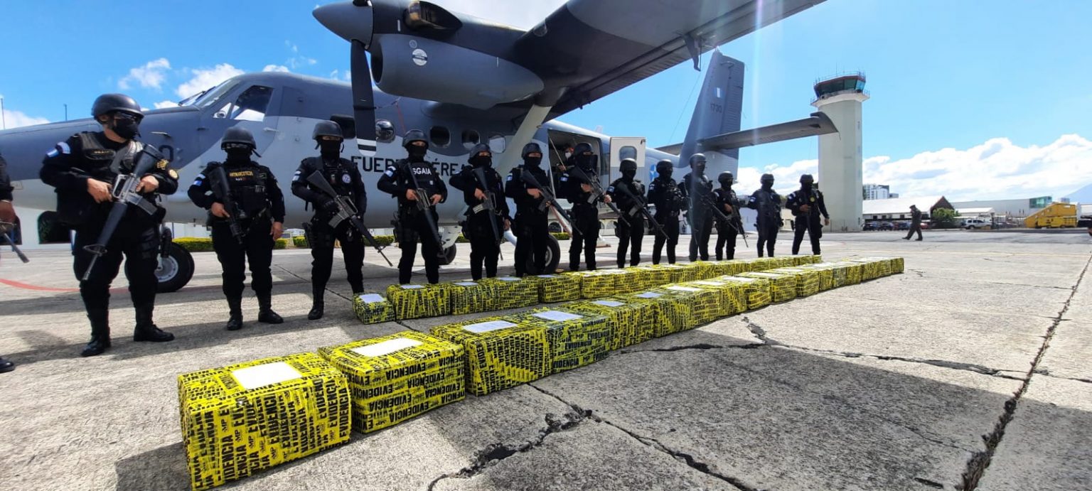 Trasladan a Fuerza Aérea paquetes de droga incautados en Petén