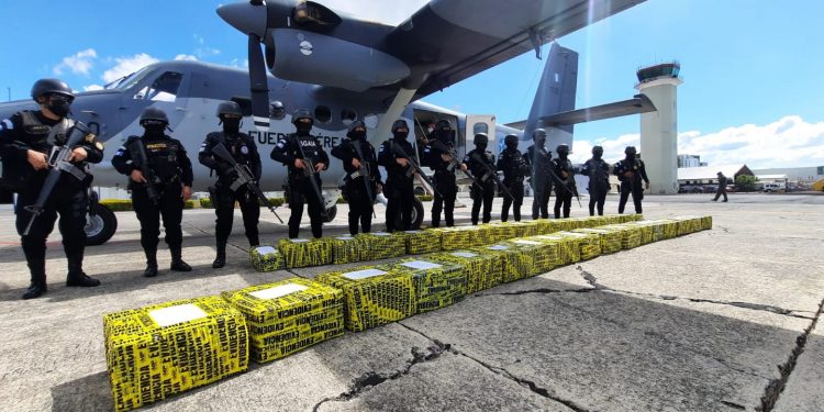Trasladan a Fuerza Aérea paquetes de droga incautados en Petén