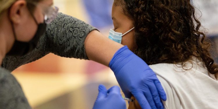 Regulador de EE. UU. autoriza dosis de refuerzo para adolescentes de 16 y 17 años
