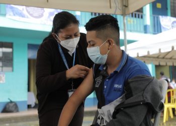 Autoridades llevan a cabo una jornada de vacunación de menores de 12 a 17 años, en la Escuela Oficial Rural Mixta de la aldea Samay, Senahú, Alta Verapaz.