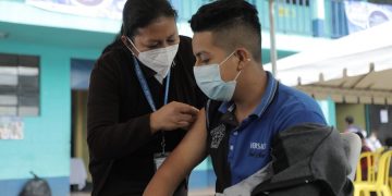 Autoridades llevan a cabo una jornada de vacunación de menores de 12 a 17 años, en la Escuela Oficial Rural Mixta de la aldea Samay, Senahú, Alta Verapaz.