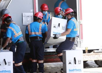 Personal descarga las cajas que contienen las dosis de la vacuna Pfizer que ingresaron este jueves a Guatemala.