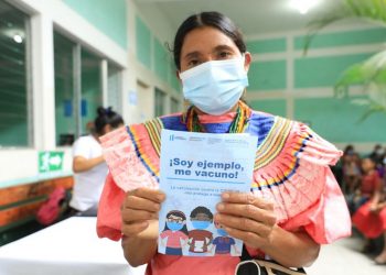 Vecina de Jocotán, Chiquimula, incentiva a otras personas a acudir a vacunarse contra COVID-19.