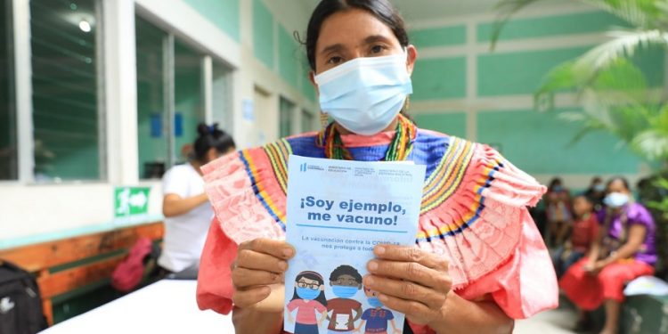 Vecina de Jocotán, Chiquimula, incentiva a otras personas a acudir a vacunarse contra COVID-19.