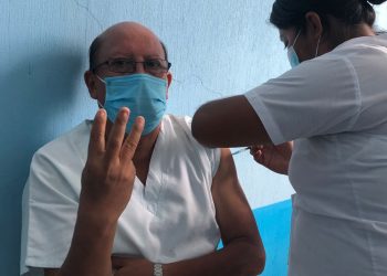Vacunación de dosis de refuerzo contra el COVID-19 al personal de Salud.
